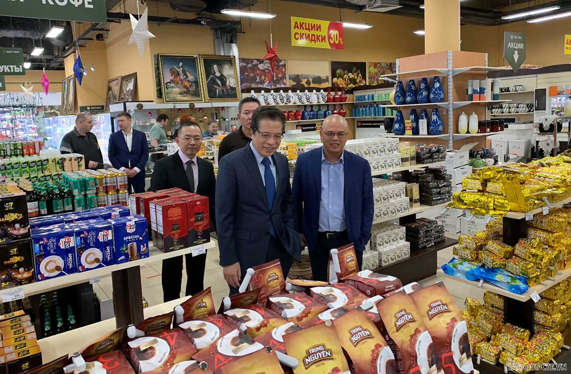 Vietnamese Ambassador to Russia inspects Vietnamese community’s business situation
